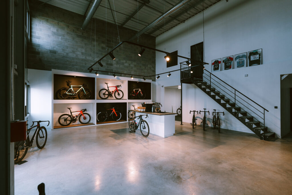 Photo d'un coin du showroom : Espace dédié aux vélos de course uniques dans notre showroom, mettant en avant des vélos de légende prêts à rouler.